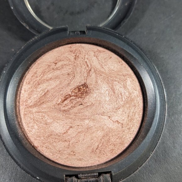 MAC Light Flush Mineralize Skinfinish - Picture 2 of 2